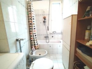 AMPIO BILOCALE . VOLENDO ARREDO INCLUSO NEL PREZZO !