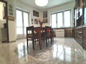 AMPIO BILOCALE . VOLENDO ARREDO INCLUSO NEL PREZZO !