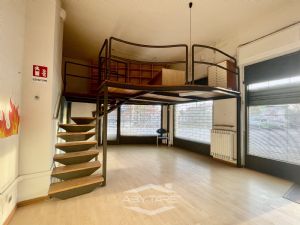 Negozio - Tre vetrine ad angolo - Adiacente Via Torino,