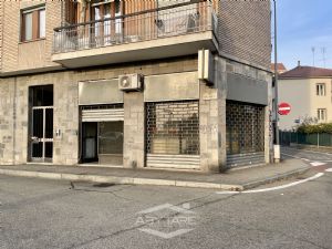Negozio - Tre vetrine ad angolo - Adiacente Via Torino,