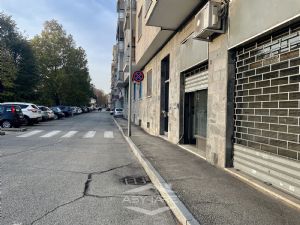 Negozio - Tre vetrine ad angolo - Adiacente Via Torino,