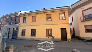 Porzione di casa con cortile privato e terrazzo