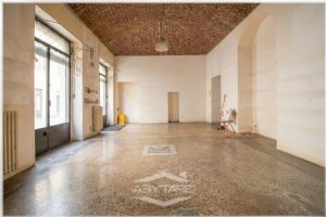 AFFITTASI NEGOZIO STORICO SAN SALVARIO CON VOLTE A VISTA