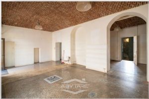 AFFITTASI NEGOZIO STORICO SAN SALVARIO CON VOLTE A VISTA