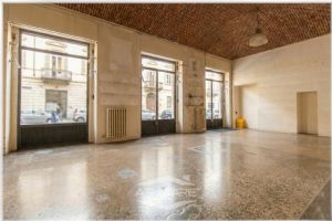 AFFITTASI NEGOZIO STORICO SAN SALVARIO CON VOLTE A VISTA