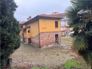 Villa indipendente bifamiliare con 1.700 mq di giardino, posizione unica sotto l’Ospedale