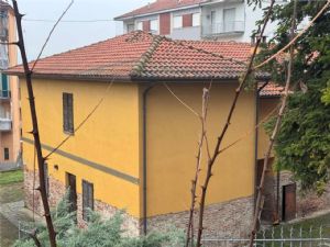 Villa indipendente bifamiliare con 1.700 mq di giardino, posizione unica sotto l’Ospedale