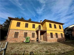 Villa indipendente bifamiliare con 1.700 mq di giardino, posizione unica sotto l’Ospedale