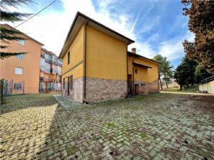 Villa indipendente bifamiliare con 1.700 mq di giardino, posizione unica sotto l’Ospedale