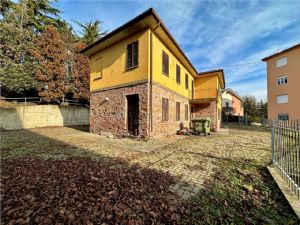 Villa indipendente bifamiliare con 1.700 mq di giardino, posizione unica sotto l’Ospedale