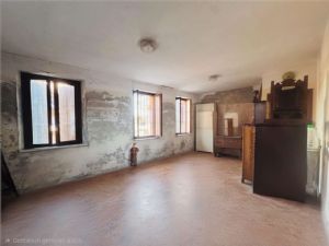 Villa indipendente bifamiliare con 1.700 mq di giardino, posizione unica sotto l’Ospedale