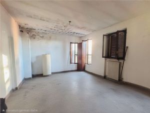 Villa indipendente bifamiliare con 1.700 mq di giardino, posizione unica sotto l’Ospedale