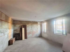 Villa indipendente bifamiliare con 1.700 mq di giardino, posizione unica sotto l’Ospedale