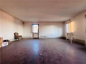 Villa indipendente bifamiliare con 1.700 mq di giardino, posizione unica sotto l’Ospedale