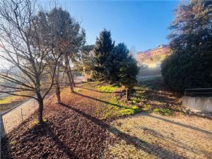 Villa indipendente bifamiliare con 1.700 mq di giardino, posizione unica sotto l’Ospedale