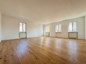 Villa indipendente bifamiliare con 1.700 mq di giardino, posizione unica sotto l’Ospedale