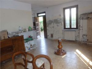 Villa indipendente bifamiliare con 1.700 mq di giardino, posizione unica sotto l’Ospedale