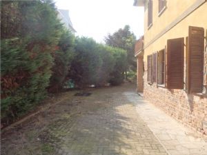 Villa indipendente bifamiliare con 1.700 mq di giardino, posizione unica sotto l’Ospedale