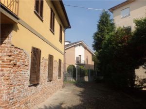 Villa indipendente bifamiliare con 1.700 mq di giardino, posizione unica sotto l’Ospedale