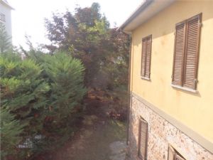 Villa indipendente bifamiliare con 1.700 mq di giardino, posizione unica sotto l’Ospedale