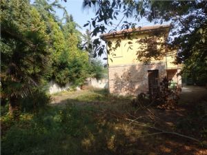 Villa indipendente bifamiliare con 1.700 mq di giardino, posizione unica sotto l’Ospedale