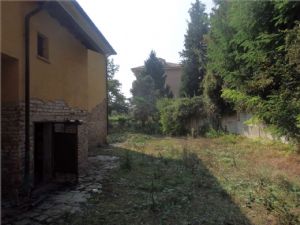 Villa indipendente bifamiliare con 1.700 mq di giardino, posizione unica sotto l’Ospedale