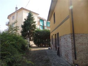 Villa indipendente bifamiliare con 1.700 mq di giardino, posizione unica sotto l’Ospedale