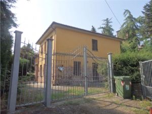 Villa indipendente bifamiliare con 1.700 mq di giardino, posizione unica sotto l’Ospedale