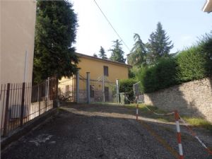 Villa indipendente bifamiliare con 1.700 mq di giardino, posizione unica sotto l’Ospedale