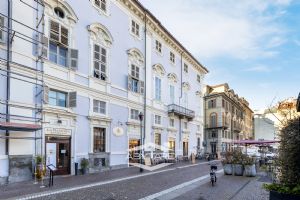Piazza Carlina - Alloggio di ampia metratura libero subito!