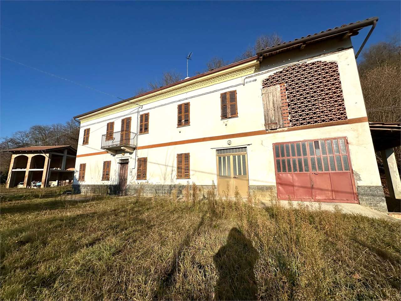 Cascina indipendente con 9.000 mq di terreno tra Valgera e Callianetto