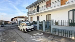 Appartamento in bifamiliare, con cortile privato