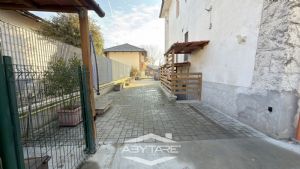 Appartamento in bifamiliare, con cortile privato