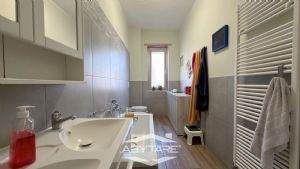 Appartamento in bifamiliare, con cortile privato