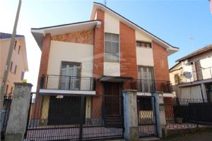 VILLA INDIPENDENTE CON AMPIO GIARDINO NEL CENTRO DI BEINASCO