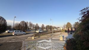 Locale commerciale con ampio retro, box auto e posto auto