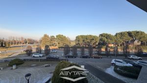 Locale commerciale con ampio retro, box auto e posto auto