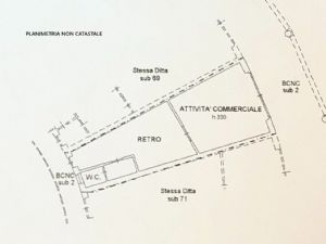 Locale commerciale con ampio retro, box auto e posto auto