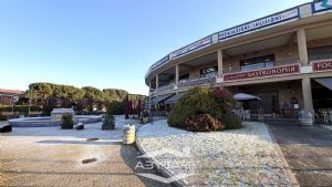 Locale commerciale con ampio retro, box auto e posto auto