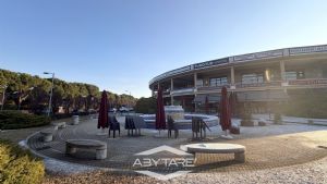 Locale commerciale con ampio retro, box auto e posto auto