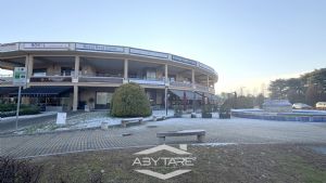 Locale commerciale con ampio retro, box auto e posto auto