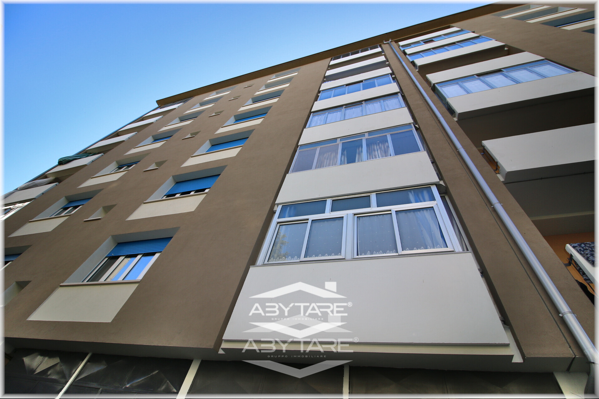 QUADRILOCALE VENDESI CON BOX VIA ROVEDA 13 TORINO