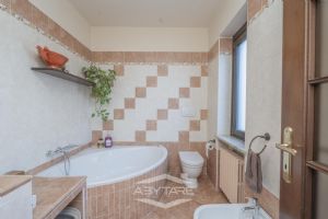 VILLA A SCHIERA CON GIARDINO E AMPIO BOX AUTO