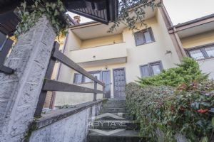 VILLA A SCHIERA CON GIARDINO E AMPIO BOX AUTO