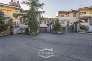 VILLA A SCHIERA CON GIARDINO E AMPIO BOX AUTO