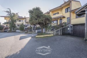VILLA A SCHIERA CON GIARDINO E AMPIO BOX AUTO