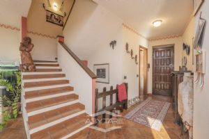 VILLA A SCHIERA CON GIARDINO E AMPIO BOX AUTO