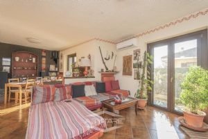 VILLA A SCHIERA CON GIARDINO E AMPIO BOX AUTO