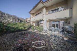 VILLA A SCHIERA CON GIARDINO E AMPIO BOX AUTO