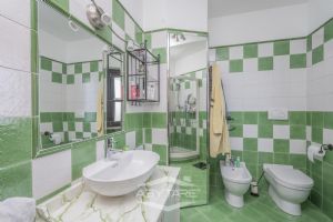 VILLA A SCHIERA CON GIARDINO E AMPIO BOX AUTO